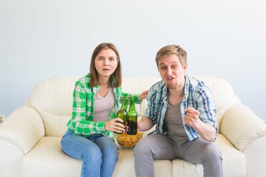 Futbol Dünya Kupası kavramı - heyecanlı ve mutlu televizyonda spor maç izlerken Modern Çift