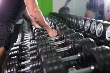 Siyah dumbbell spor fitness merkezinde ayarlayın. Ağırlık antrenmanı ekipmanı kavramı.