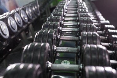 Siyah dumbbell spor fitness merkezinde ayarlayın. Ağırlık antrenmanı ekipmanı kavramı.