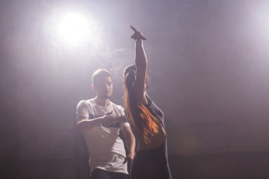Genç çift sosyal danse kizomba veya bachata veya semba ya da sınıf arka plan dans taraxia dans