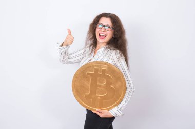 Cryptocurrency, sanal para ve ekonomi kavramı - mutlu genç kadın büyük altın bitcoin ile eğleniyor portre paralar.