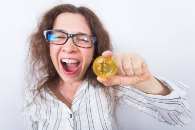 Cryptocurrency, sanal para ve ekonomi kavramı - mutlu genç kadın altın bitcoin ile eğleniyor portre paralar.