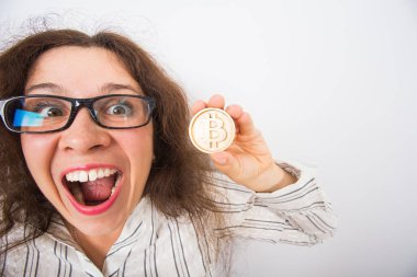 Cryptocurrency, sanal para ve blockchain kavramı - genç komik kadın altın bitcoin elinde tutar..