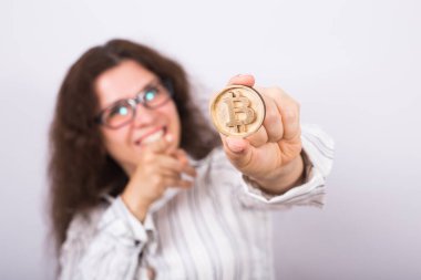 Cryptocurrency, sanal para ve ekonomi kavramı - mutlu genç kadın altın bitcoin ile eğleniyor portre paralar.