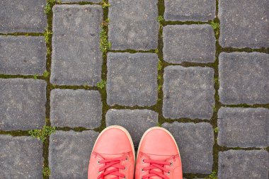 Kırmızı spor ayakkabılar, üstten görünüm parke taşlar üzerinde