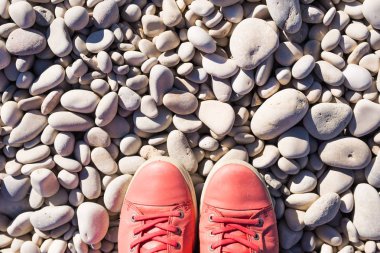 Çakıl taşları, üstten görünüm üzerinde kırmızı spor ayakkabılar