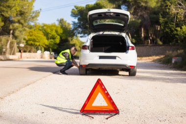 Yolda araba sorun acil bir işareti koymak gerekir