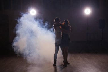 Genç çift sosyal danse kizomba veya bachata veya semba ya da sınıf arka plan dans taraxia dans