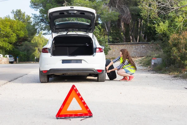 Rozbité auto, znamení nehody a žena chápe, co se děje — Stock fotografie