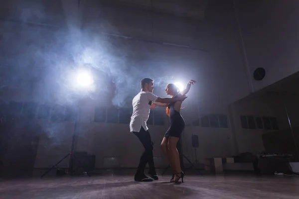 Activos adultos felices bailando bachata juntos en clase de baile — Foto de Stock