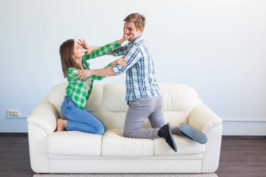 Kadın aile içi şiddet ve istismar kurbanı. Kız arkadaşını boğmakla şiddet genç adam