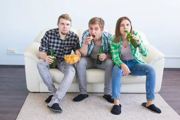 Dostluk, spor, eğlence ve futbol Dünya Kupası - cips ve bira evde spor izlerken mutlu arkadaş