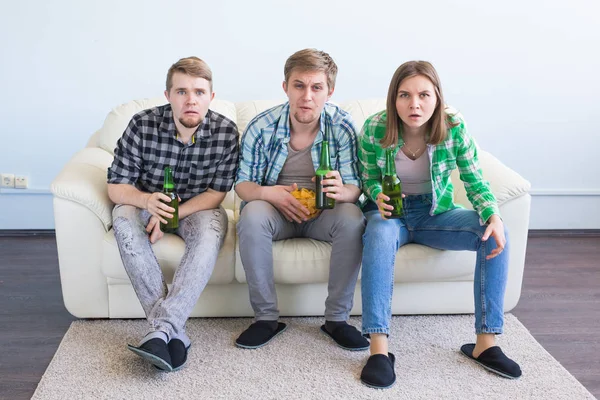 Dostluk, spor, eğlence ve futbol Dünya Kupası - cips ve bira evde spor izlerken mutlu arkadaş