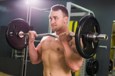 Yakışıklı güç halter atletik adamla. Altı paket, mükemmel abs, omuzlar, pazı, triceps ve göğüs ile güçlü vücut geliştirmeci