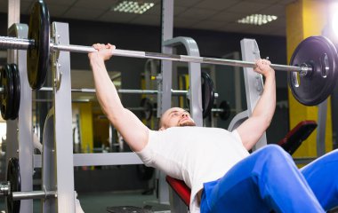 Spor, vücut geliştirme, eğitim ve insan kavramı - Fitness adam egzersiz halter salonunda ile