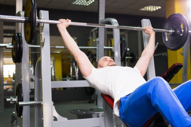 Fitness, atlet, vücut geliştirme ve insan kavramı - kas vücut geliştirmeci sıra sıkıştırma egzersiz