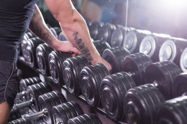 Siyah dumbbell spor fitness merkezinde ayarlayın. Ağırlık antrenmanı ekipmanı kavramı.