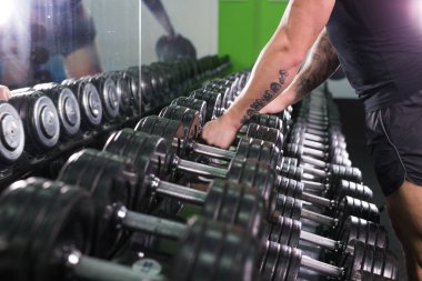 güçlü el alır ağır bir halter salonunda adamın