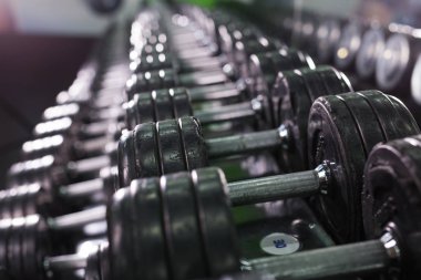 Siyah dumbbell spor fitness merkezinde ayarlayın. Ağırlık antrenmanı ekipmanı kavramı.