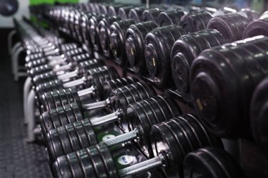 Siyah dumbbell spor fitness merkezinde ayarlayın. Ağırlık antrenmanı ekipmanı kavramı.