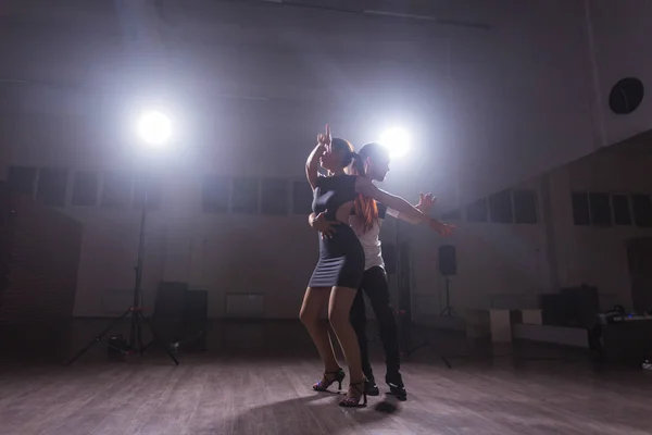 Activos adultos felices bailando bachata juntos en clase de baile — Foto de Stock