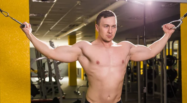 Strong muscular bodybuilder doing exercise in the gym. Fitness training — Stock Photo, Image