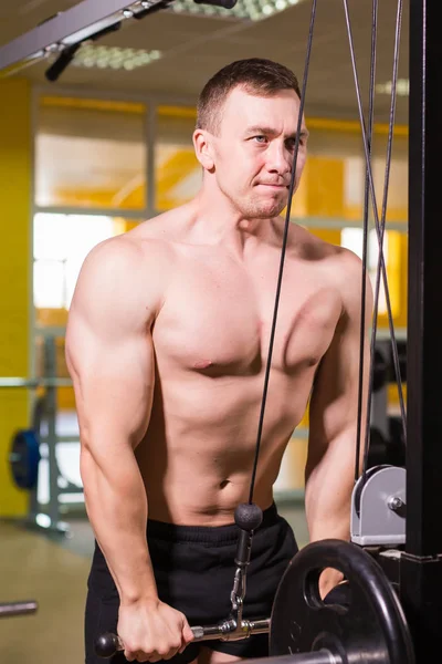 Sterke gespierde bodybuilder oefening in de sportschool doet. Fitnesstraining — Stockfoto