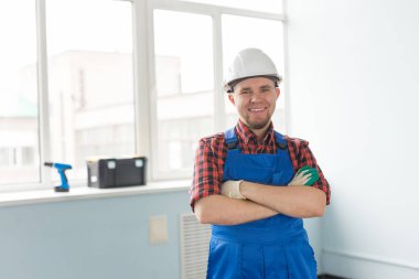 İnşaatçılar kask içinde yakışıklı beyaz adam portresi.