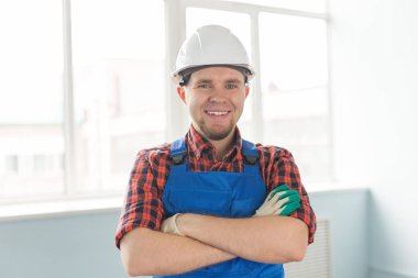 Portre portre mutlu beyaz erkek Builder beyaz kask giyiyor.