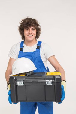 İnşaat, yapı ve işçi kavramı - portre yakışıklı beyaz erkek Builder beyaz arka plan üzerinde gülüyor.