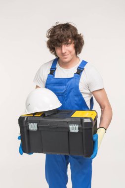 İnşaat, yapı ve işçi kavramı - kask ve kameraya gülme araç kutusu ile mutlu yakışıklı Oluşturucu.