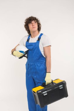 İnşaat, yapı ve işçi kavramı - kıvırcık saçlı Oluşturucu Araç kutusu ve beyaz kask Studio yukarı kaldırma.