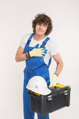 İnşaat, yapı ve işçi kavramı - kıvırcık saçlı Oluşturucu Araç kutusu ve beyaz kask Studio yukarı kaldırma.