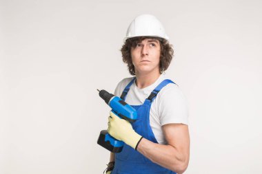 Yakışıklı Oluşturucu ile beyaz arka plan üzerinde skrewdriver portresi