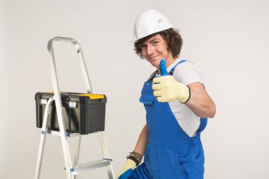 Yakışıklı Oluşturucusu'nda beyaz kask ve genel olarak başparmak gösterilmesini ve gülen mavi portresi.