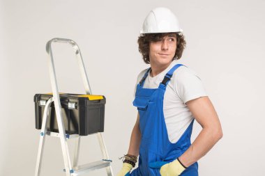 İnşaat, yapı ve işçi kavramı - beyaz erkek Oluşturucusu'nda beyaz kask Closeup portresi.