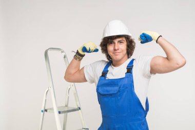 İnşaat, yapı ve işçi kavramı - beyaz erkek Oluşturucusu'nda beyaz kask güç gösterilen