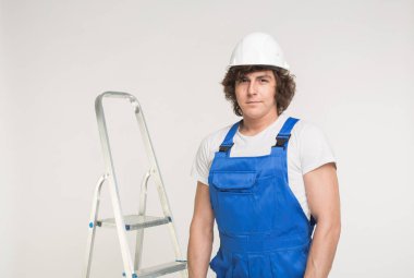 İnşaat, yapı ve işçi kavramı - beyaz erkek Oluşturucusu'nda beyaz kask Closeup portresi.