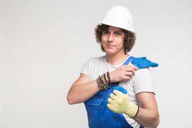 İnşaat, yapı ve işçi kavramı - portre portre inşaatçılar kask kopya alanı ile beyaz arka plan üzerinde beyaz adamın yakışıklı