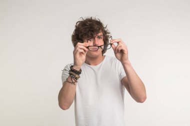 Sağlık, görme sorunları ve insan kavramı - öğrenci portresi göz gözlük beyaz zemin üzerine adamım