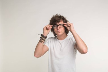 Sağlık, görme sorunları ve insan kavramı - kopya alanı ile beyaz arka plan üzerinde göz gözlük takan öğrenci adam portresi