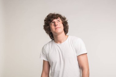 Genç yakışıklı çilli adam düşünme