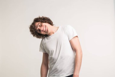 Beyaz arka plan kopya alanı ile eğleniyor şık yakışıklı genç