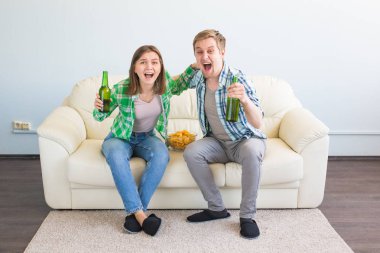 Futbol Dünya Kupası kavramı - heyecanlı ve mutlu televizyonda spor maç izlerken Modern Çift