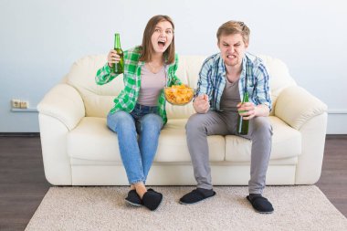 Futbol Dünya Kupası kavramı - heyecanlı ve mutlu televizyonda spor maç izlerken Modern Çift