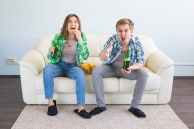 Futbol Dünya Kupası kavramı - genç arkadaşlar içki bira ve futbol için tezahürat