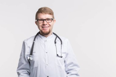 Yakışıklı beyaz doktor erkek gözlük ve beyaz tıbbi elbise