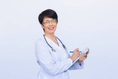 Tıp doktoru reçete beyaz arka plan üzerinde yazma.
