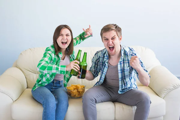 Futbol Dünya Kupası kavramı - televizyonda spor maç izlerken kanepe oturan arkadaş çift