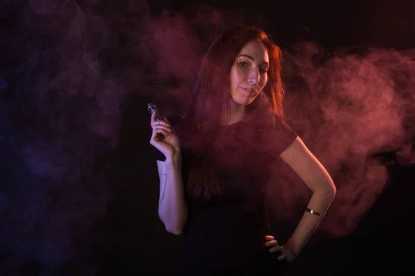 Πορτρέτο της νεαρής γυναίκας με vape ή e-τσιγάρα — Φωτογραφία Αρχείου